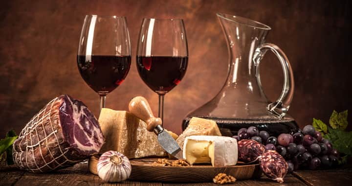 matdruva - dukat bord med kallskuret och vin