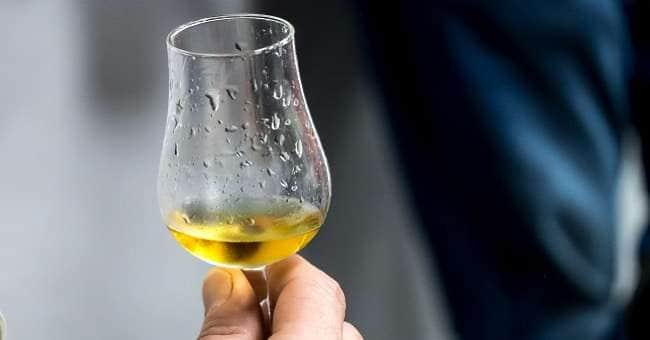 japansk whisky - omslagsbild på ett provningsglas