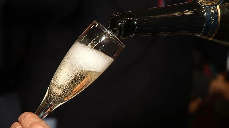 cava - omslag med flaska och glas