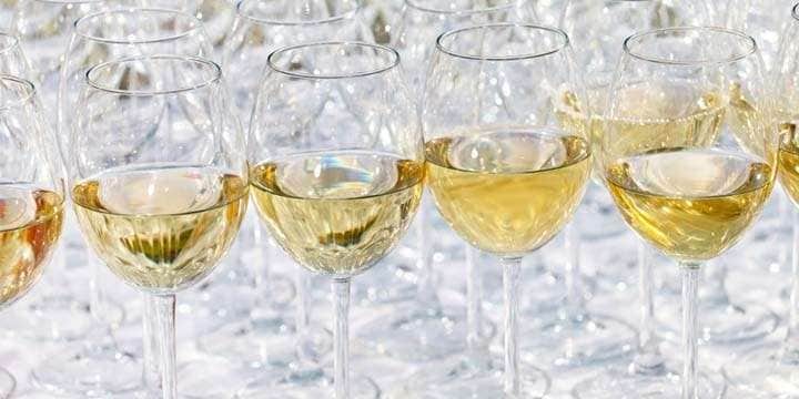 glass-drink-white-wine-on-buffet-outdoor-party