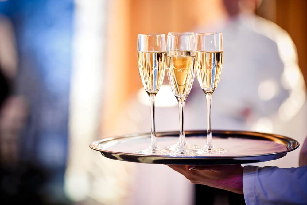 full-glasses-of-champagne-on-tray
