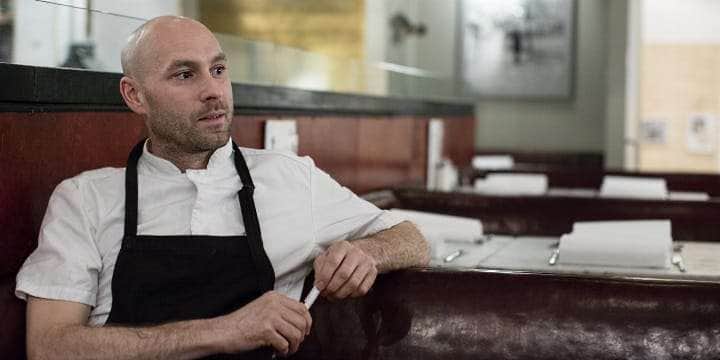 Ola sitter vid ett restaurangbord