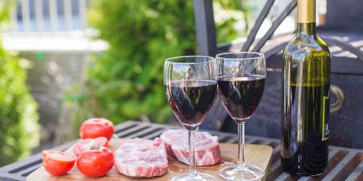 ekologiska viner - 2 glas och kött som ska grillas