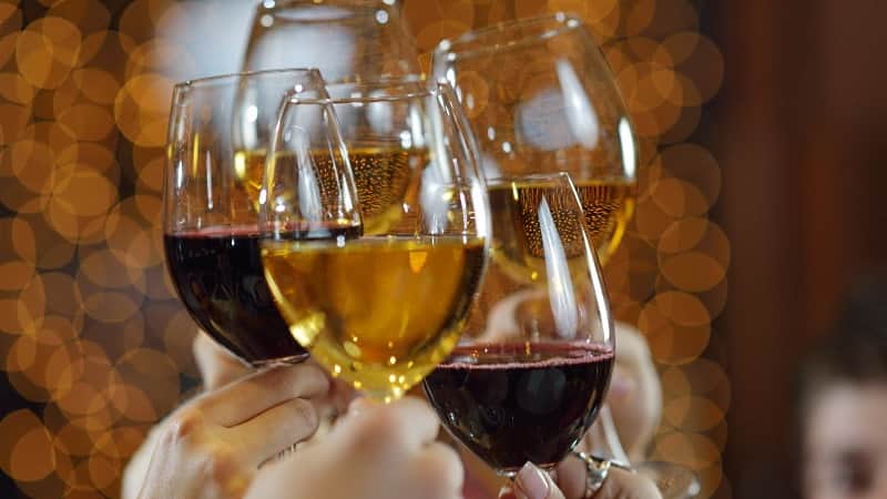 vidruvor med namn glas med rött och vitt vin