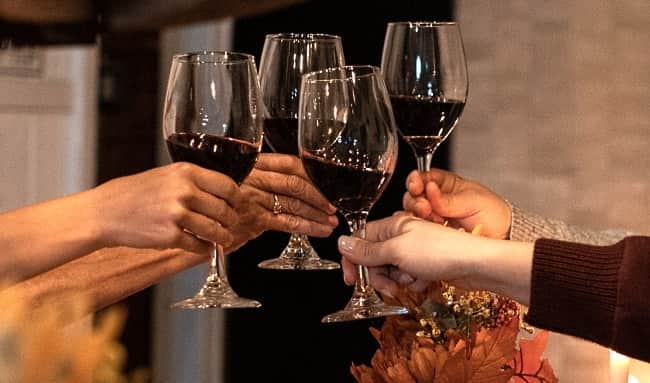 tanniner- omslagsbild med händer som skålar