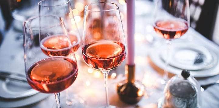 sommarrosé: fint dukat bord med rosévin