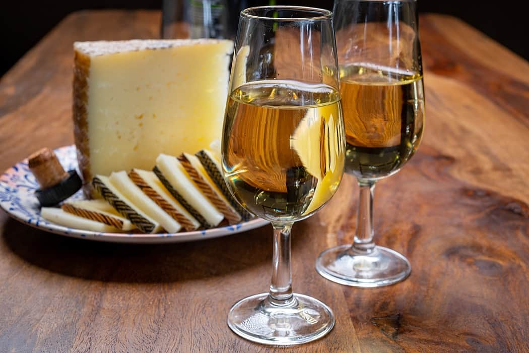 ost_och_vitt_vin-omslag-ostbricka-med-2-glas-vitt
