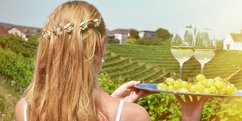 Vin frå Kreta - en kvinna med 2 glas vin