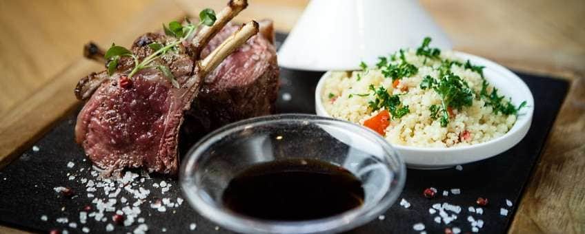 Bordeaux-vin Chateau Mayne Lalande - matbild med lamm och couscous