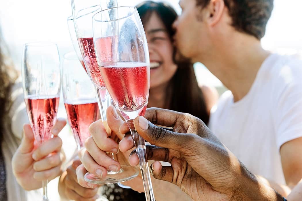 Rosévin några som skålar omslag