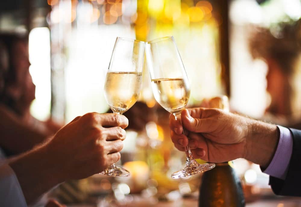 friends-celebrating-new-years-eve