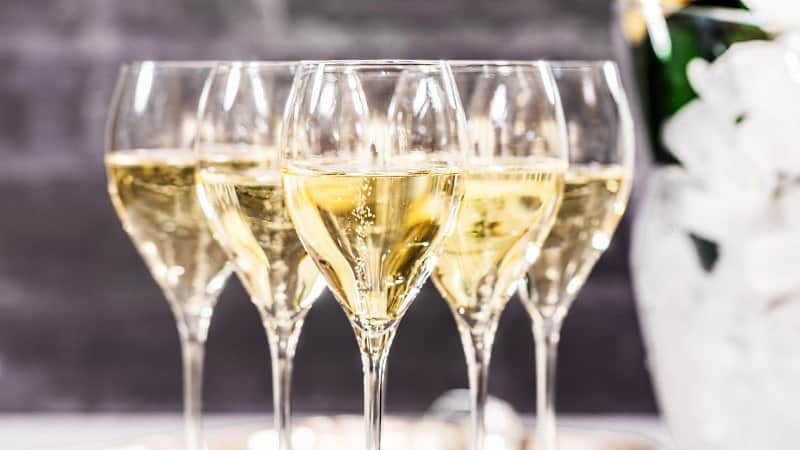 alkoholfria viner - omslag med flera glas