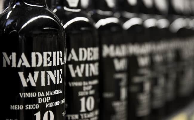 Madeira - omslag med många flaskor