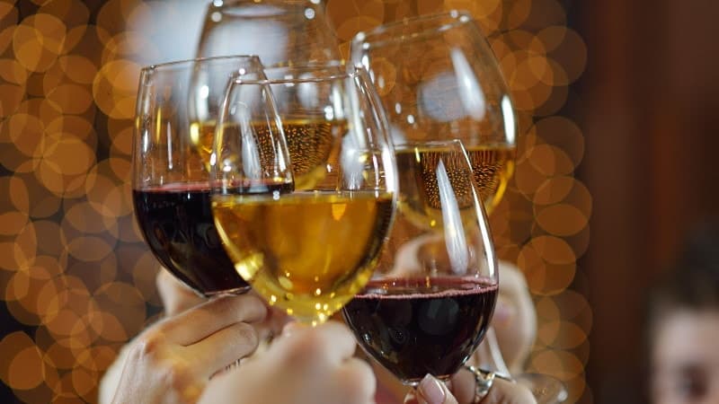 vidruvor med namn glas med rött och vitt vin