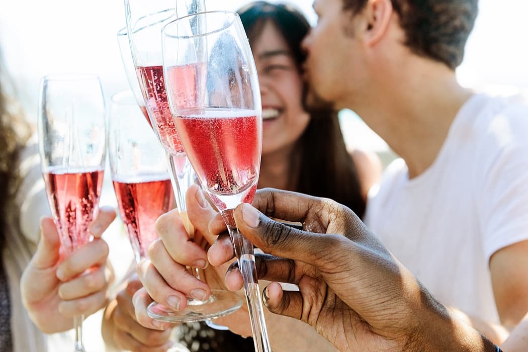 Rosévin några som skålar omslag