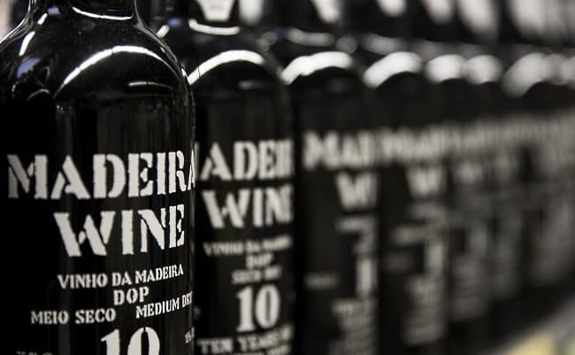 Madeira - omslag med många flaskor