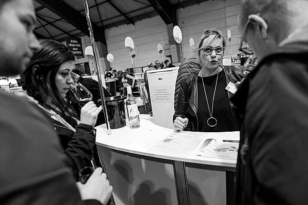 Kunder som provar och köper franskt vin på Vignerons indep