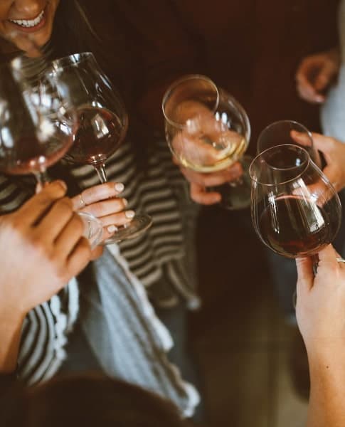 njuter av rött vin i pinot noir-glas