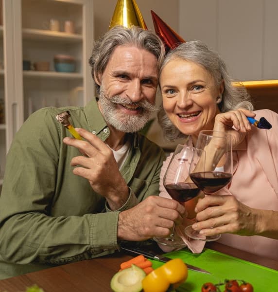 äldre par njuter av rött vin