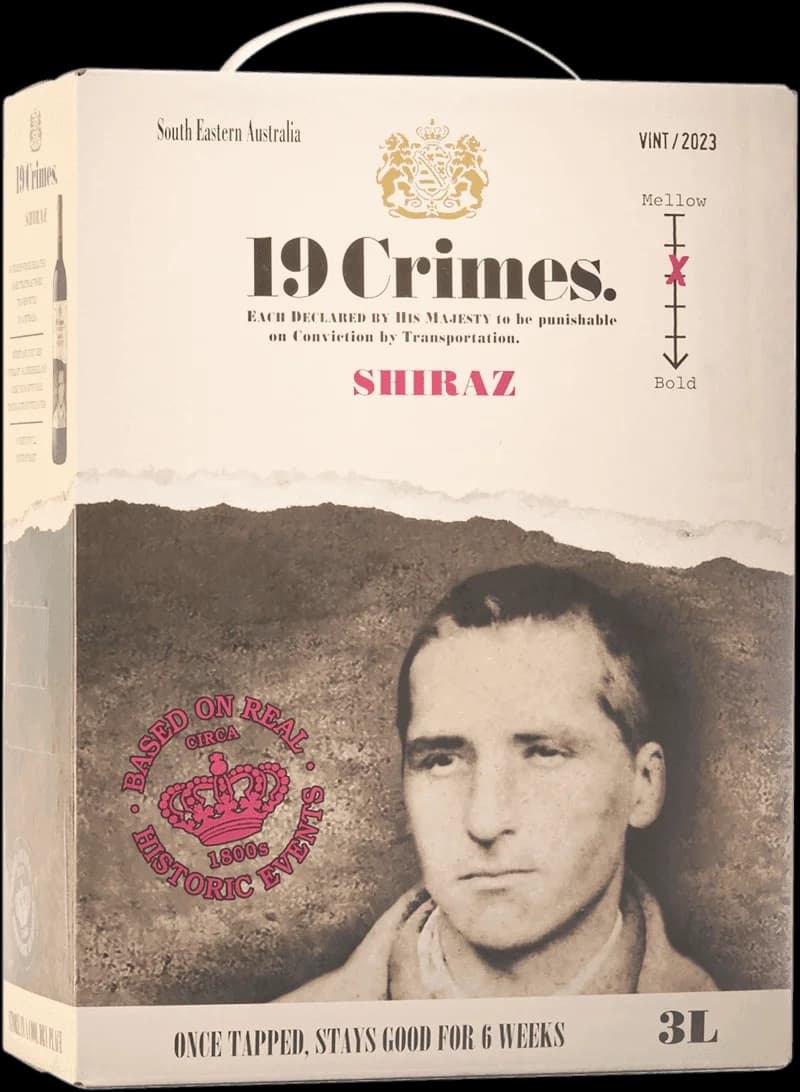 Flaska av 19 Crimes rött vin mot mörk bakgrund.