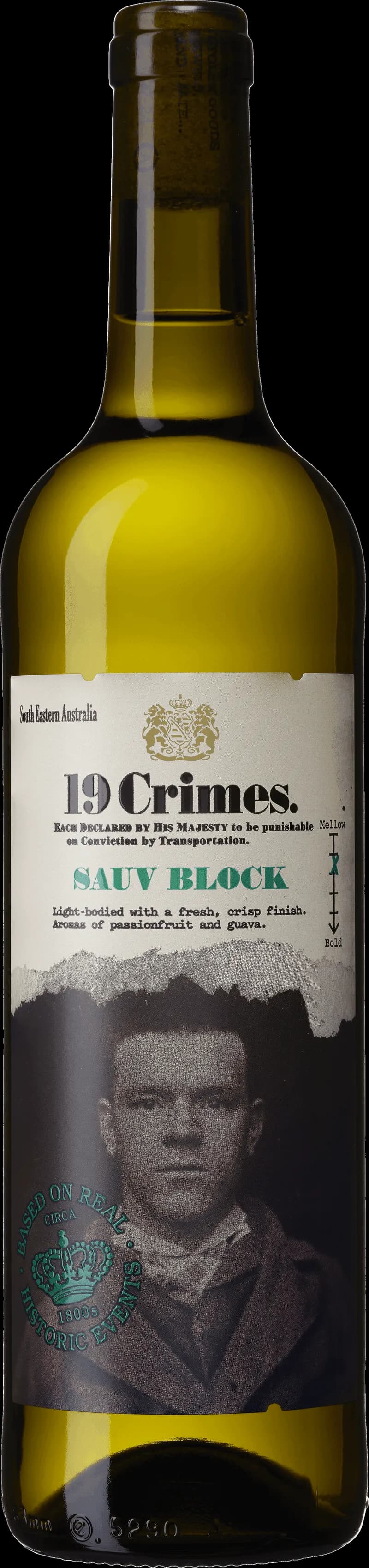Flaska av 19 Crimes vitt vin mot en mörk bakgrund.