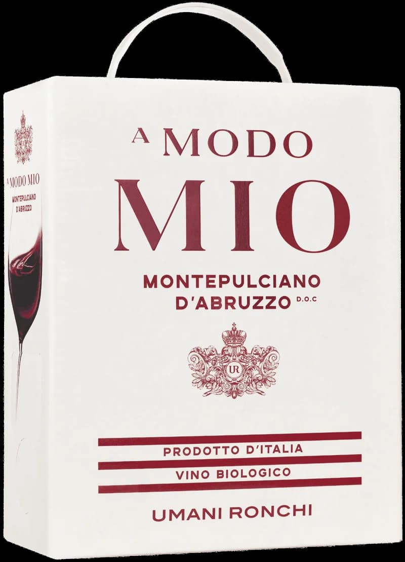 Flaska med A Modo Mio Montepulciano d'Abruzzo rött vin mot neutral bakgrund.