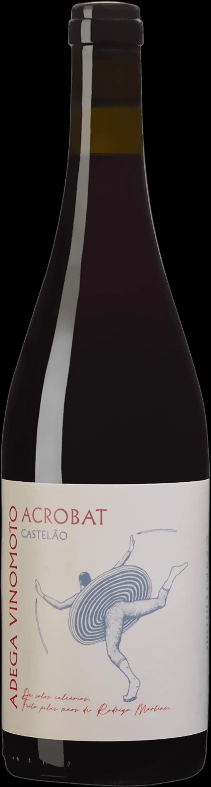 Flaska av rött vin från Adega Vinomoto på en bordsservering.