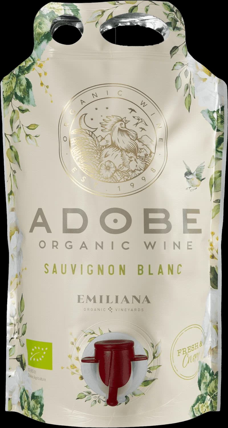 Ett glas vitt vin på ett bord, fotograferat av Adobe Stock.
