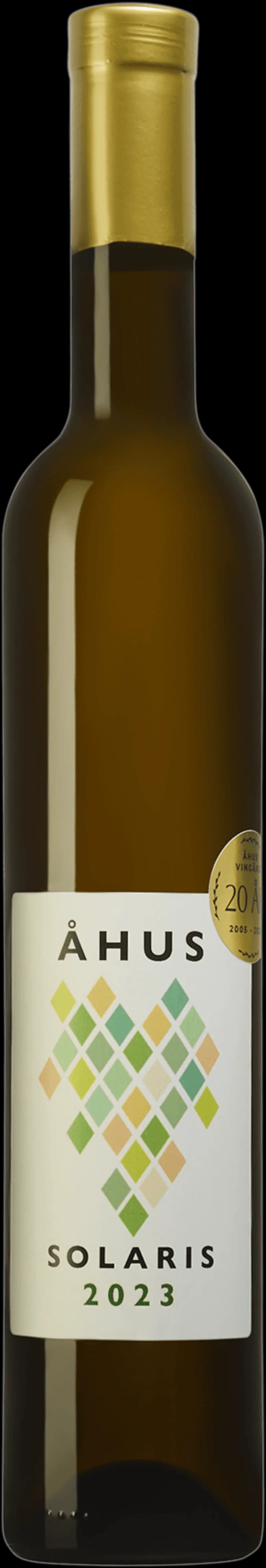 Flaska och glas med Åhus Solaris vitt vin från svenska vingården.