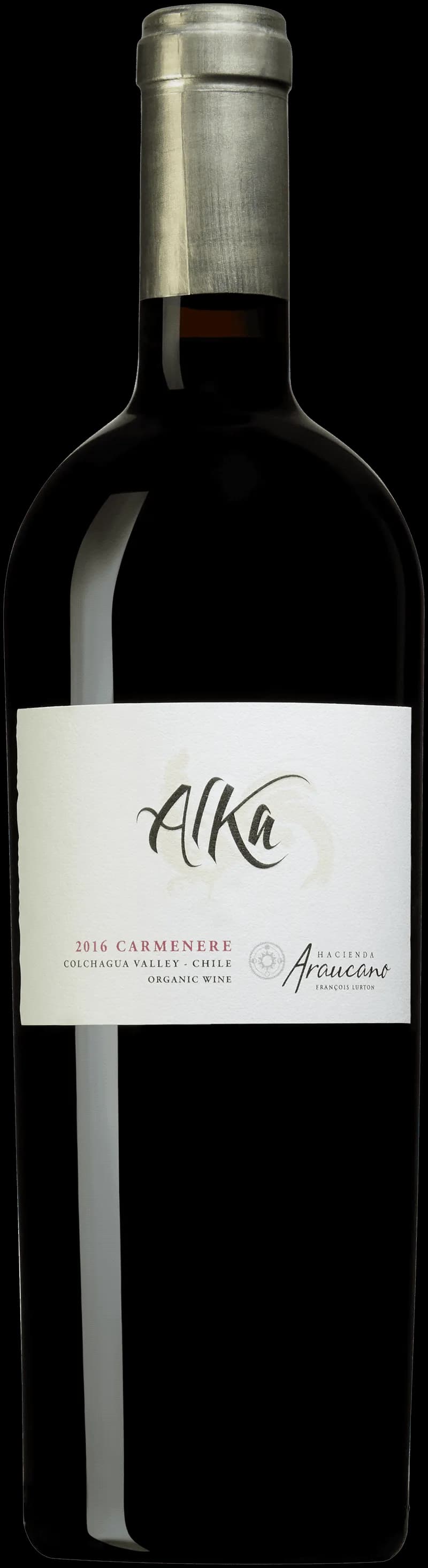 Alka Carménère rött vin i ett vinglas på ett bord.