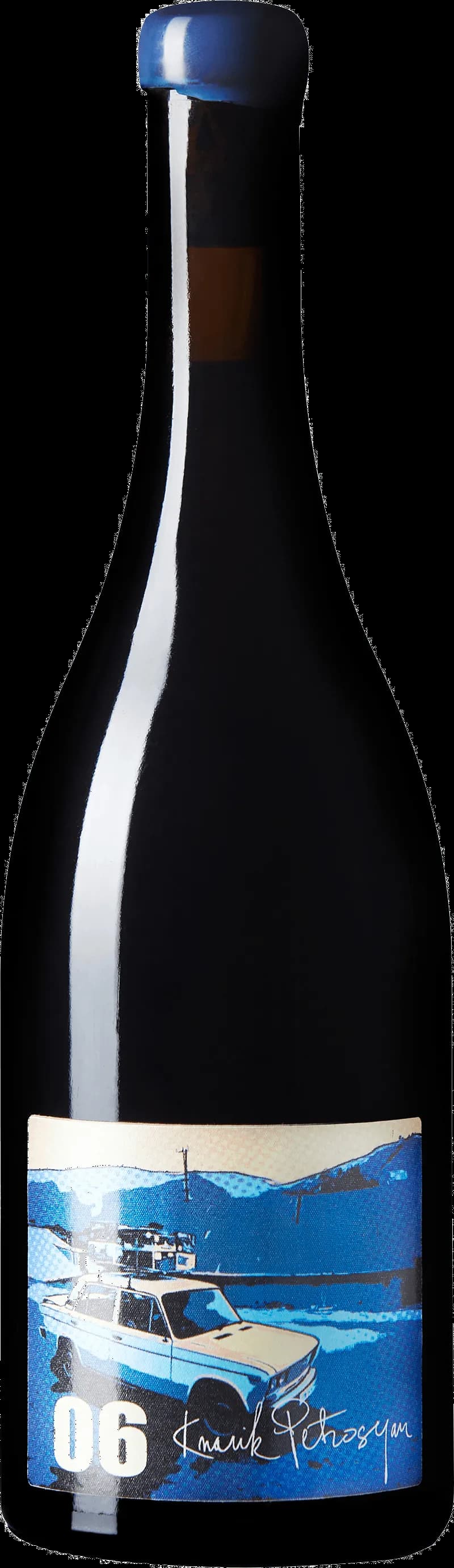Närbild på ett glas rött vin mot en mörk bakgrund