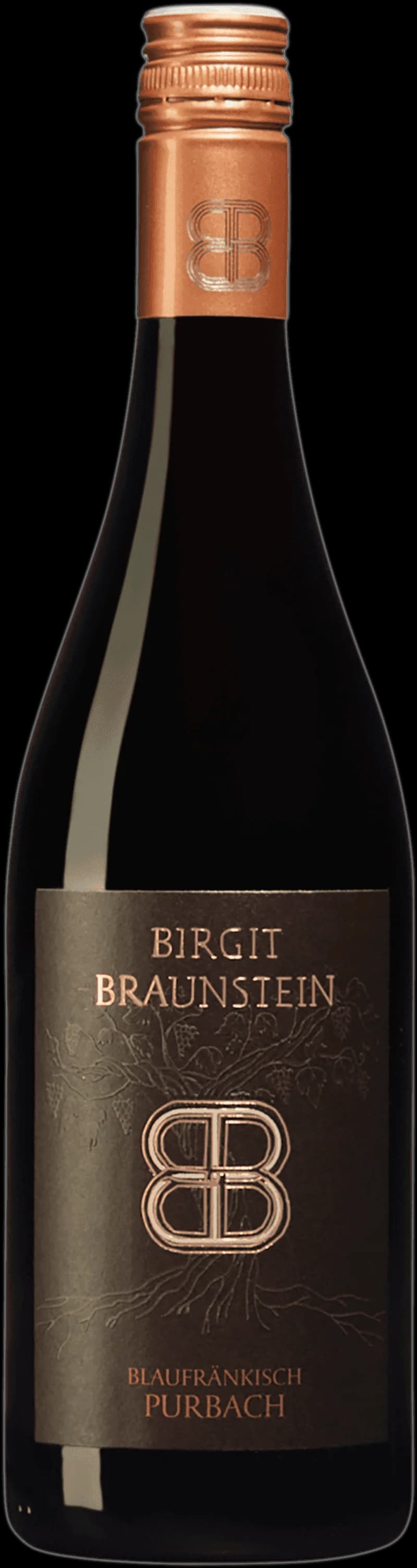 Birgit Braunstein håller ett glas rött vin framför en vinflaska.