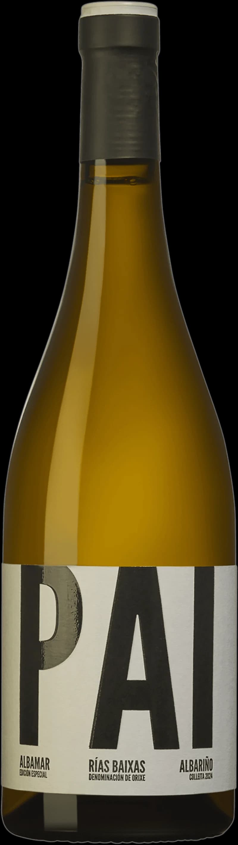 Bild på Bodegas Albamar vitt vin i ett vinglas.