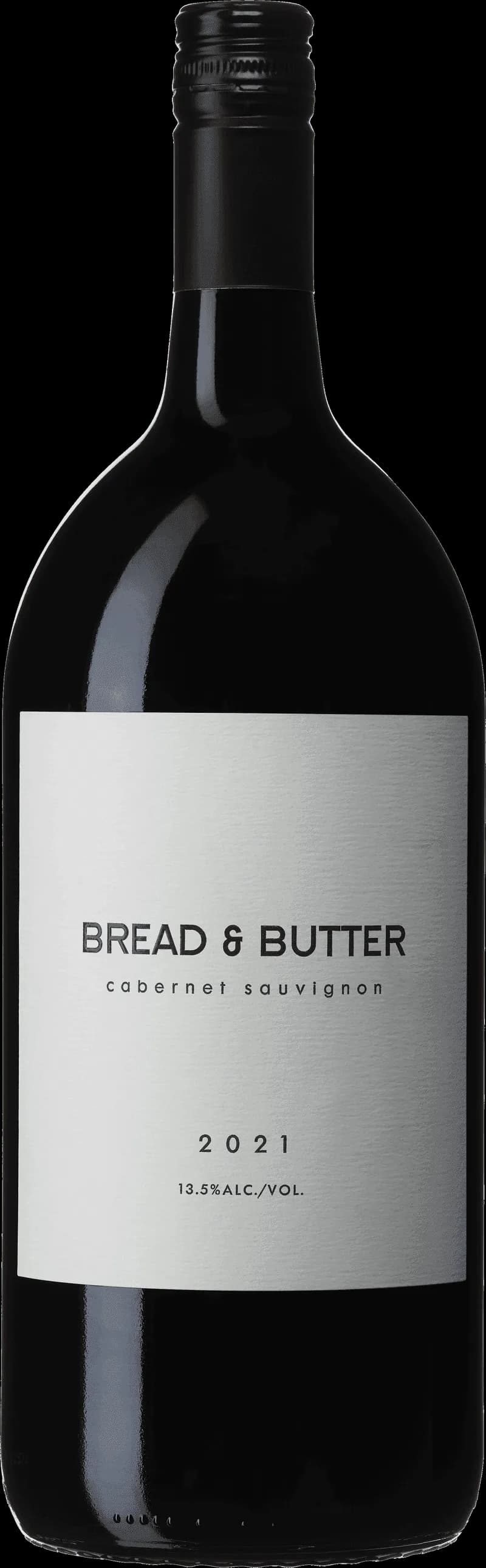 Ett glas rött vin bredvid en bit bröd med smör på en träbänk.