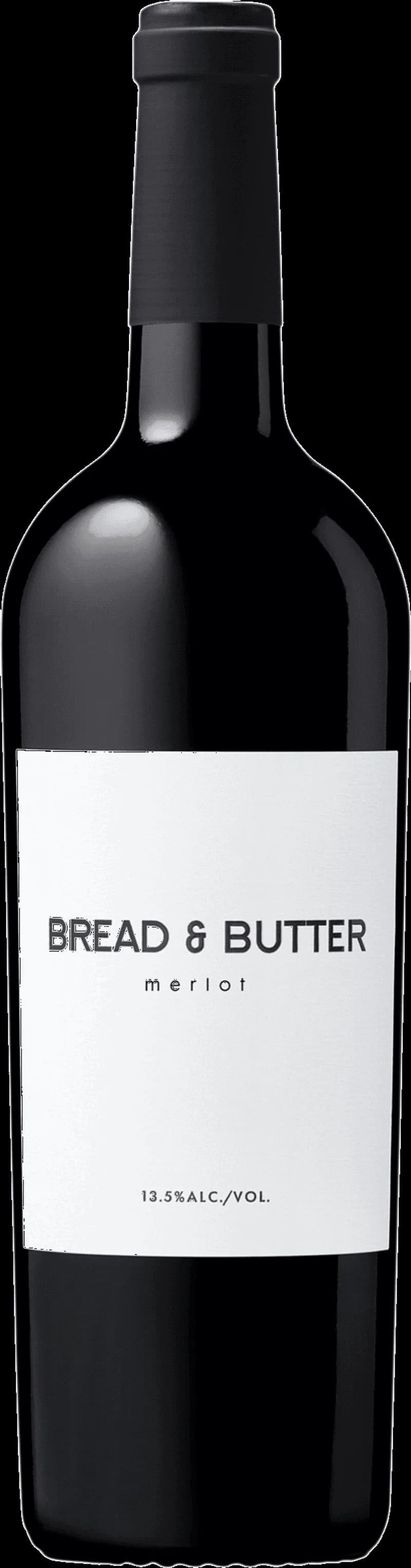En bit bröd med smör bredvid ett glas rött vin på ett träbord.