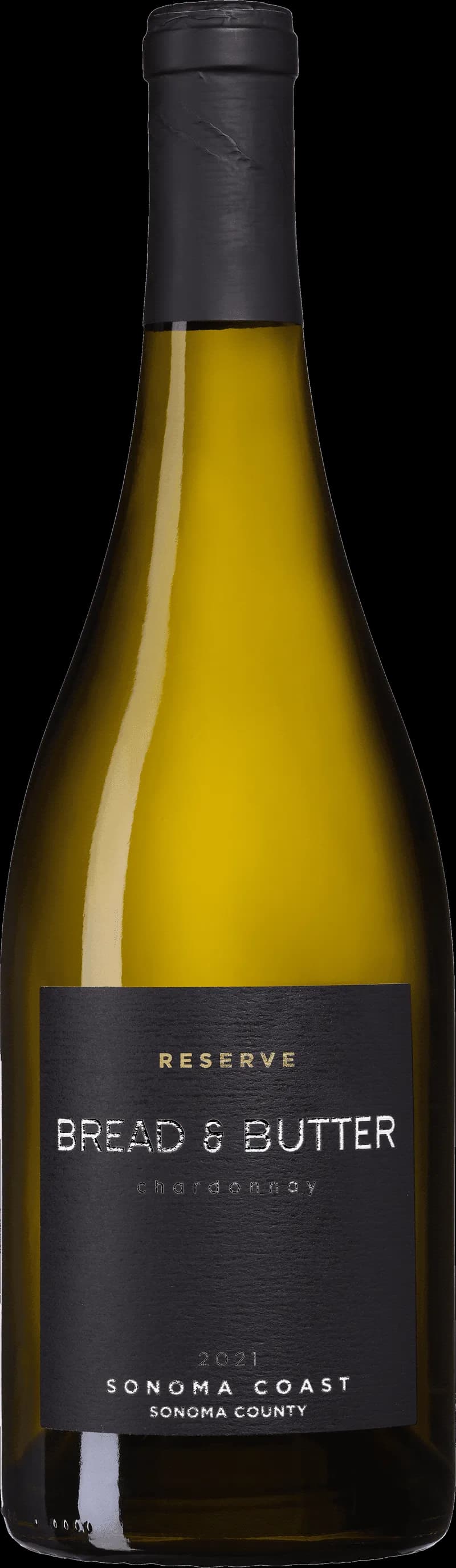 Ett fat med bröd och smör bredvid ett glas vitt vin på en träbänk.