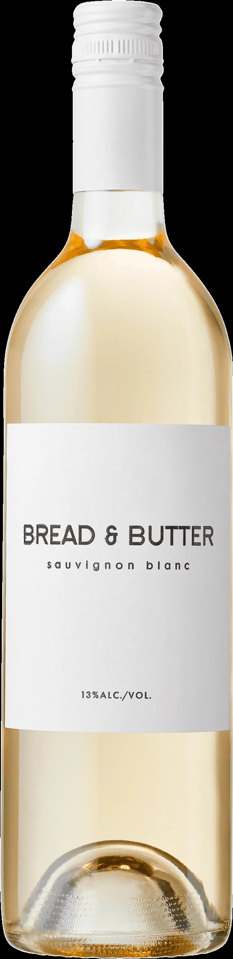 Ett fat med bröd och smör bredvid ett glas vitt vin på en träbänk.
