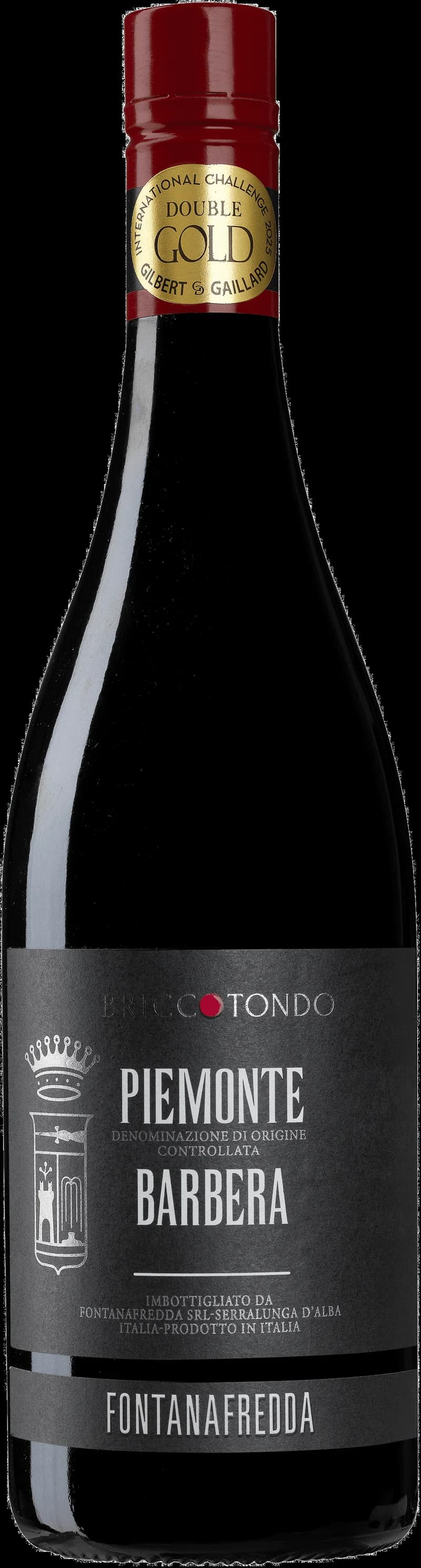Flaska av rött vin Briccotondo på en bordduk med glas i bakgrunden.