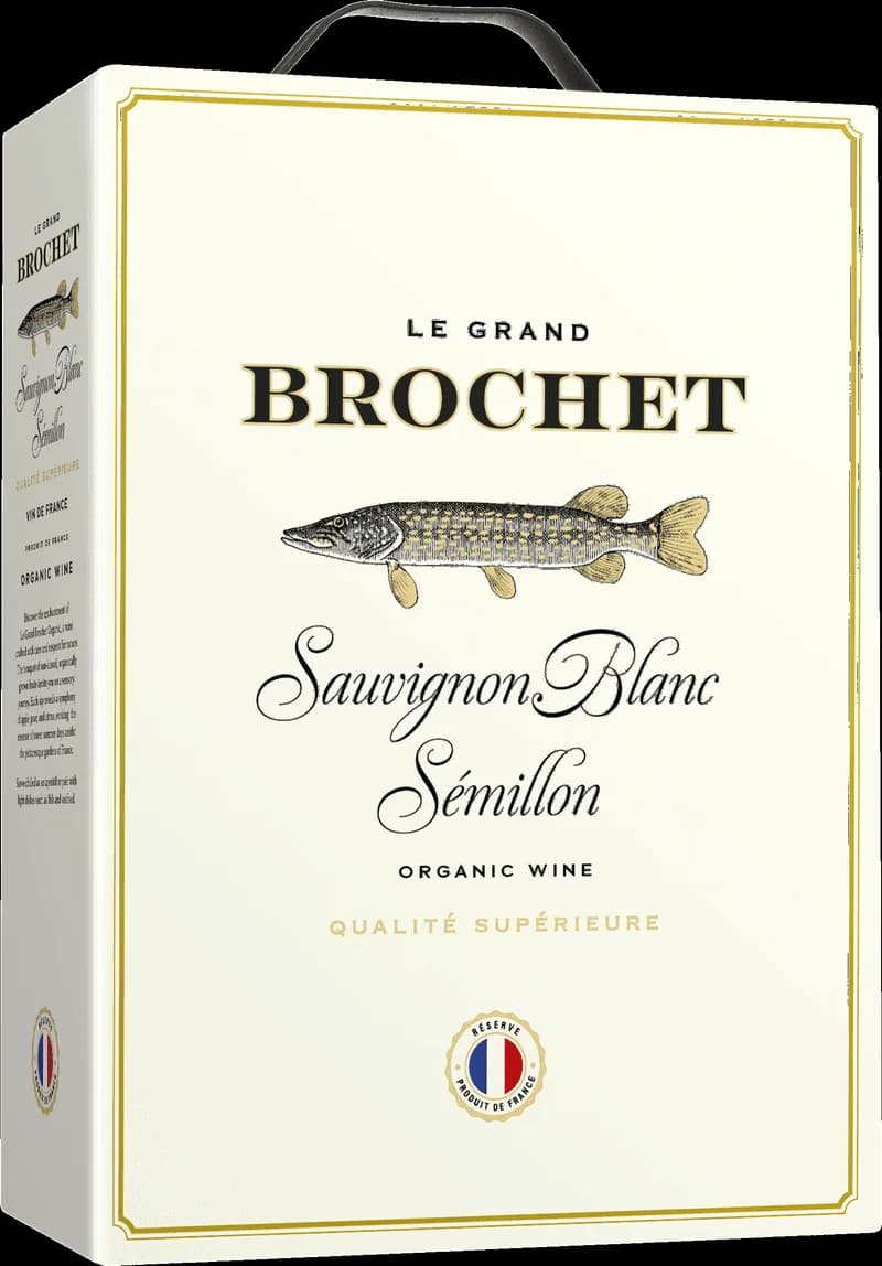 Ett glas brochet vitt vin på ett bord med ljus bakgrund.