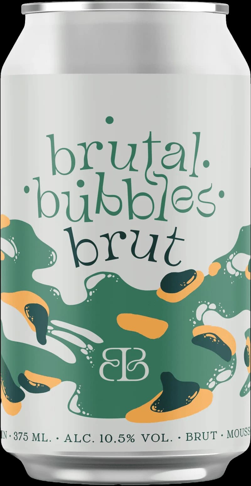 Ett glas mousserande vin från Brutal Bubbles med bubblor och en etikett i bakgrunden.