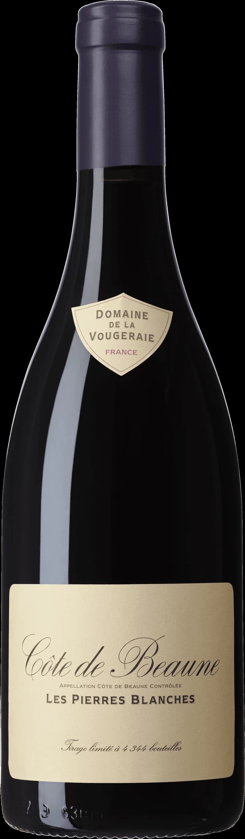 Flaska rött vin från Côte de Beaune, Les Pierres Blanches, på en vit bakgrund.