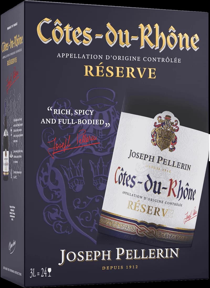 Flaska med Côtes du Rhône rött vin mot neutral bakgrund