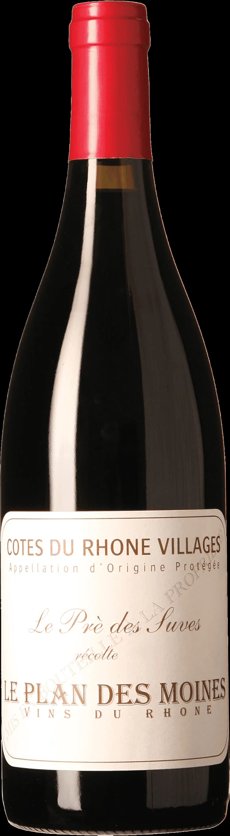 Flaska med Côtes du Rhône Villages rött vin mot neutral bakgrund