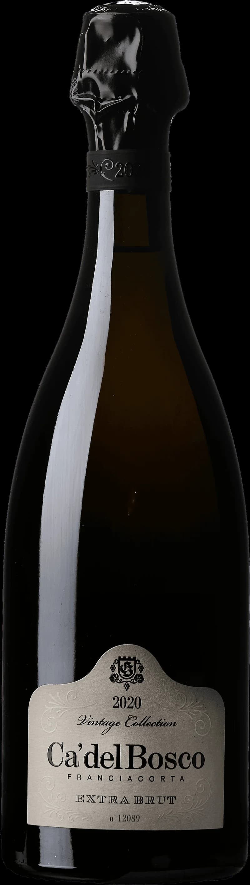 Flaska av Ca' del Bosco mousserande vin mot mörk bakgrund