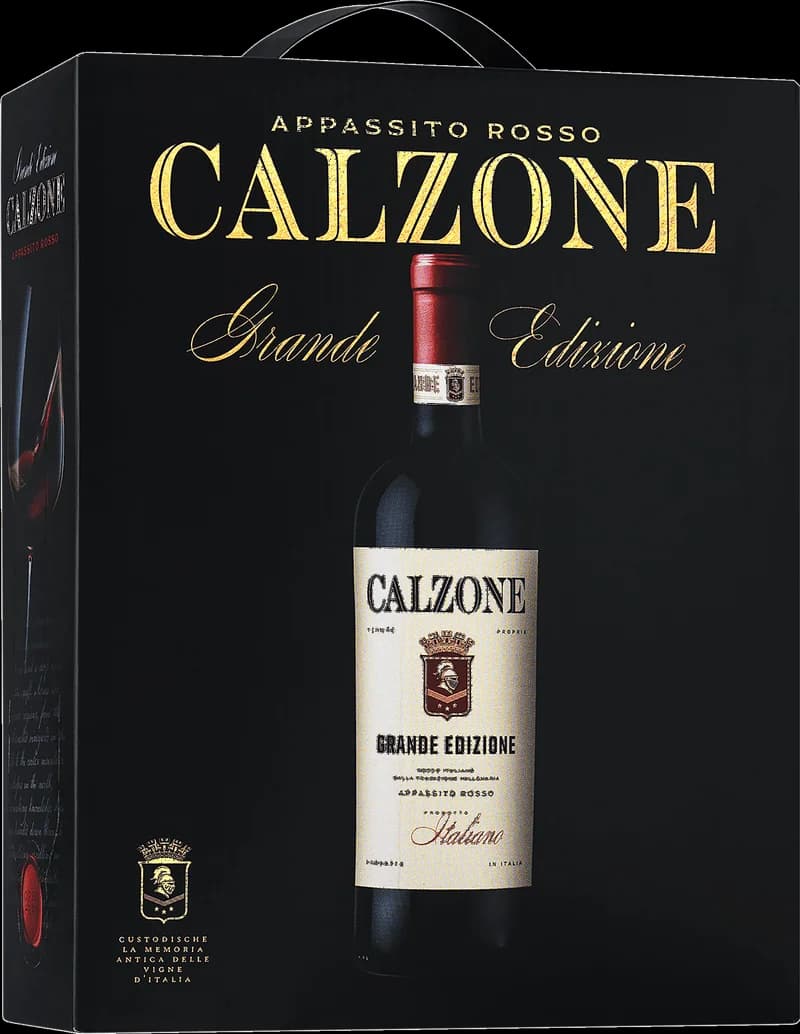 Calzone och ett glas rött vin på en rustik träbänk