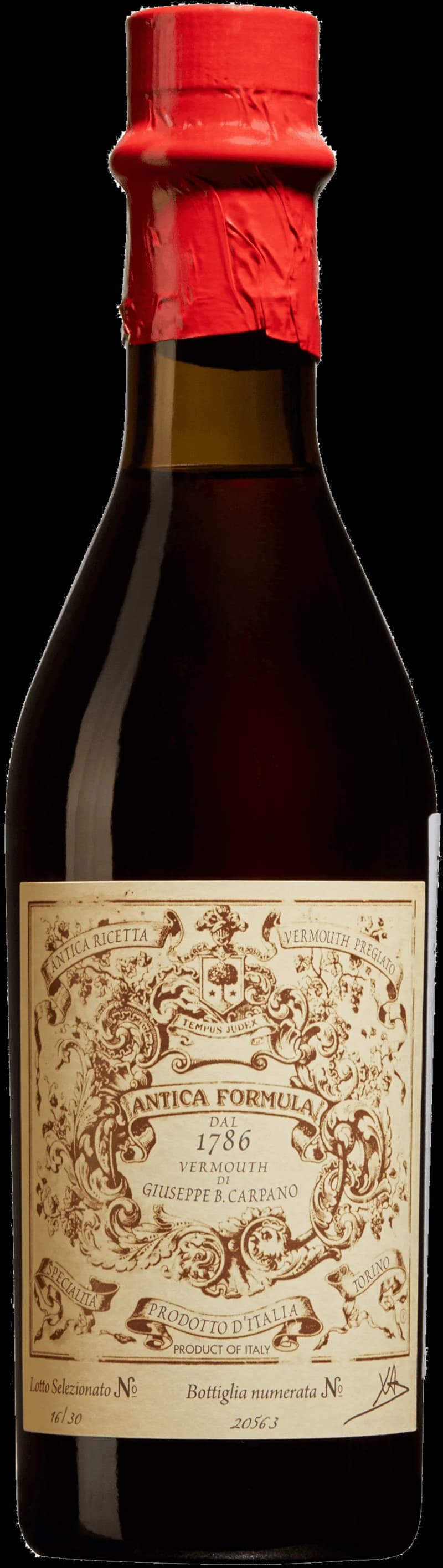 Flaska Carpano vermouth på en barhylla.