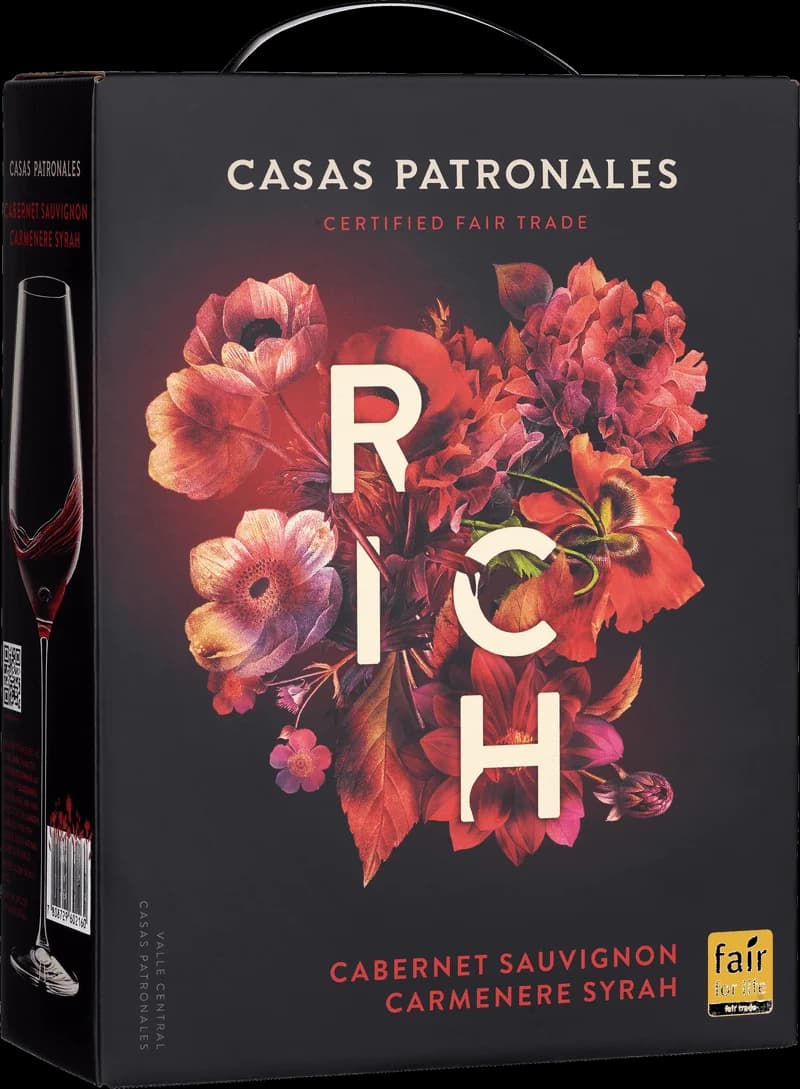 Flaska av Casas Patronales Rich rött vin mot en neutral bakgrund.