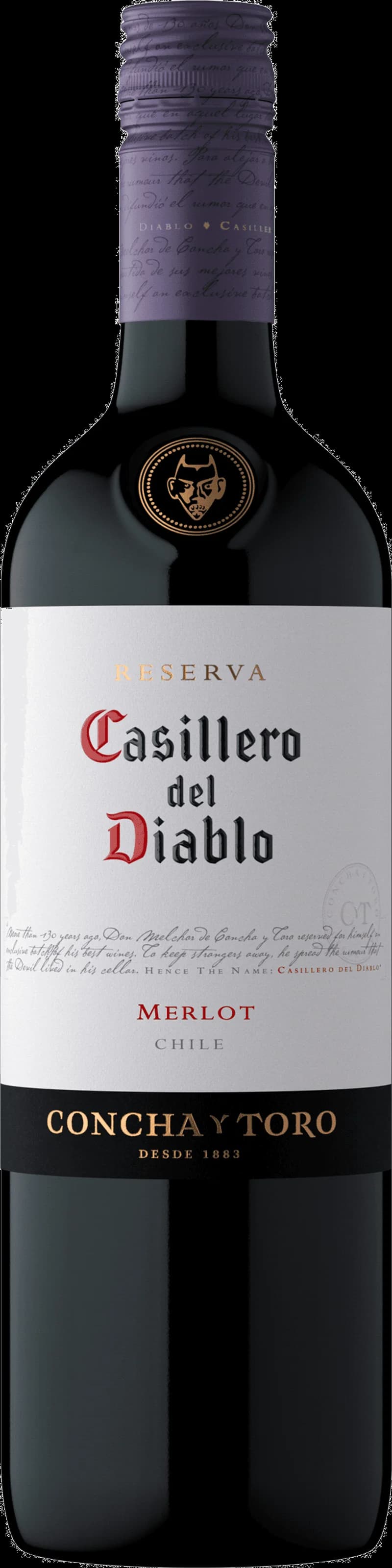 Flaska av rött vin Casillero del Diablo på bordet