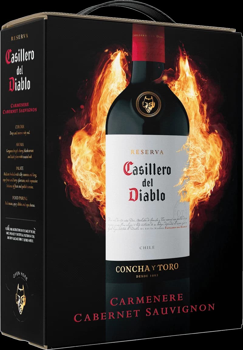 Flaska av rött vin Casillero del Diablo mot mörk bakgrund