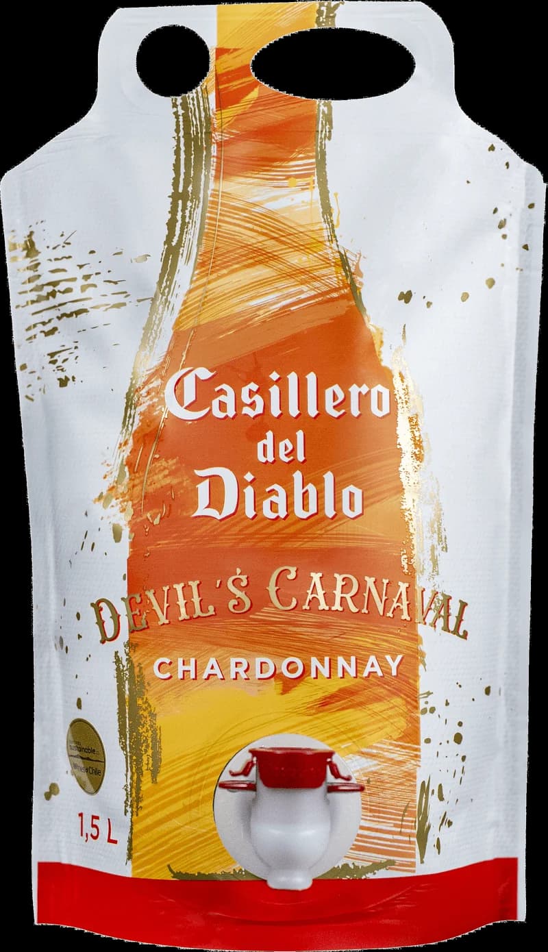 Flaska av Casillero del Diablo vitt vin mot mörk bakgrund